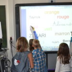 Les enfants de l’école La Paix-Langevin apprennent à leurs parents à utiliser les TBI !