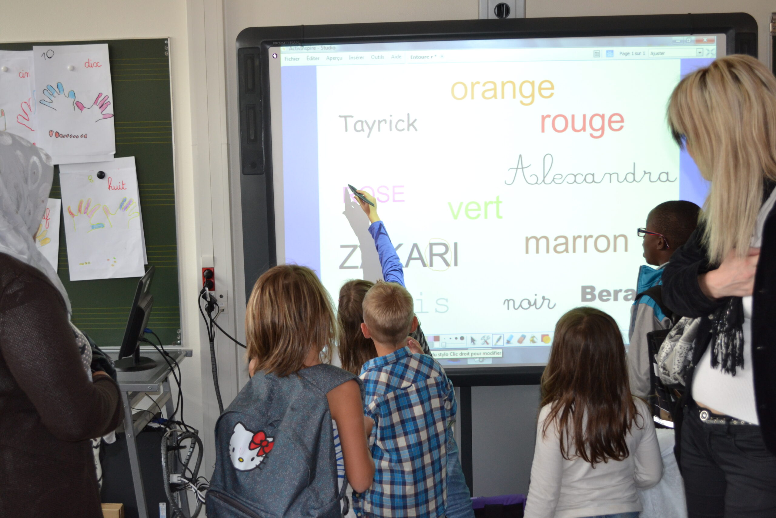 Les enfants de l’école La Paix-Langevin apprennent à leurs parents à utiliser les TBI !