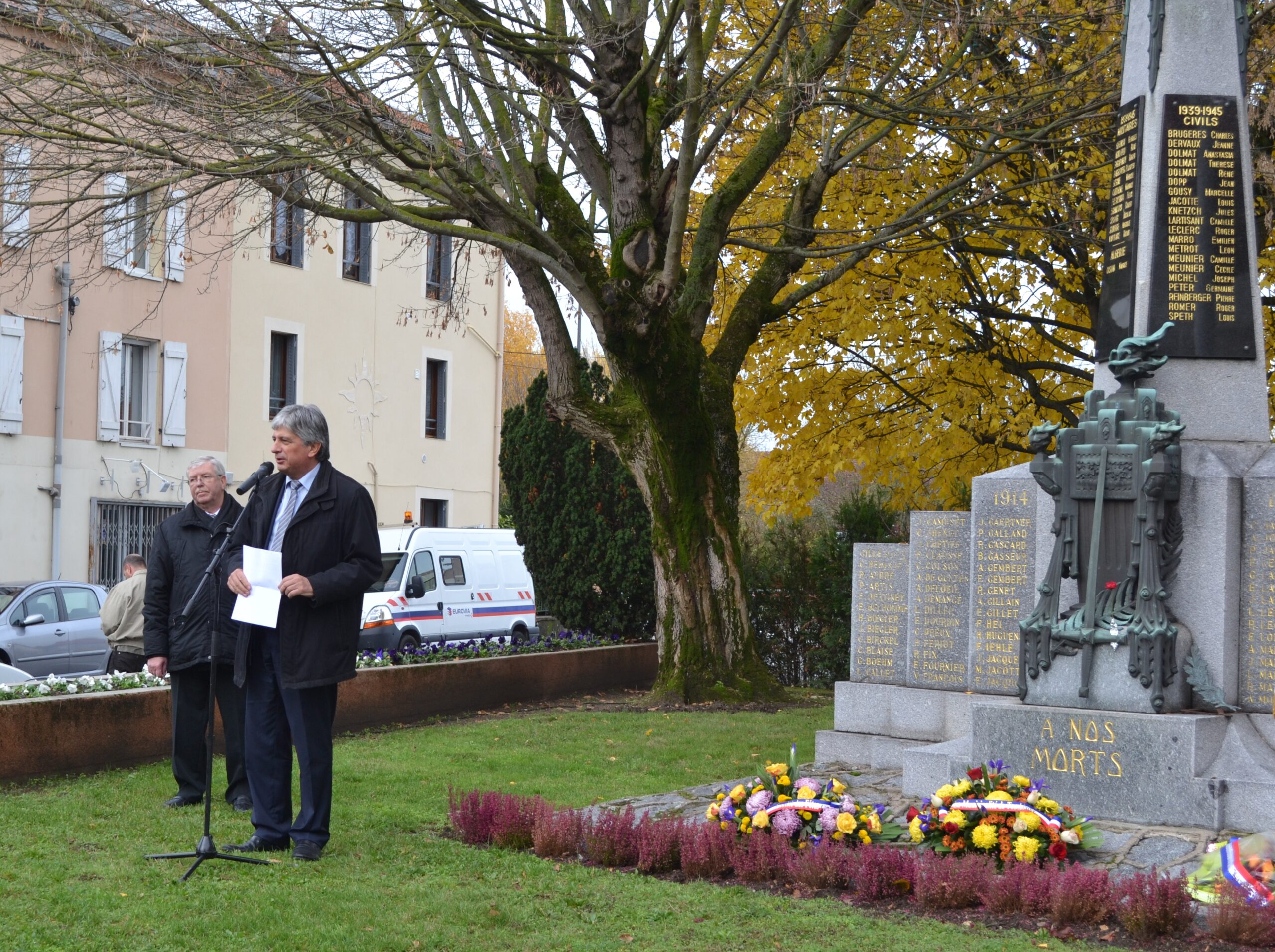 Hervé Féron devant le mmonument aux morts à Tomblaine