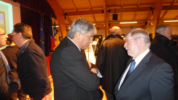 A Heillecourt, Hervé FERON échange avec Daniel MAGRON, maire d'Heillecourt