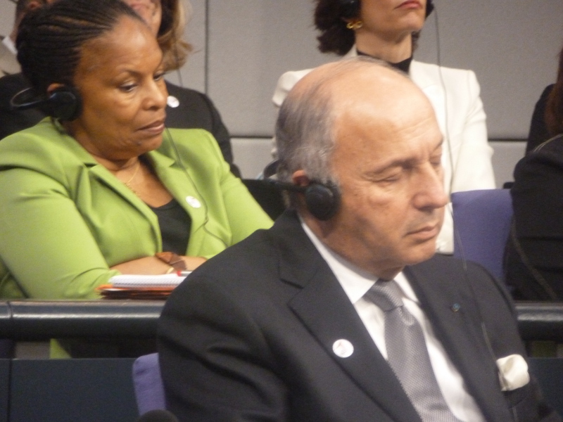 Laurent FABIUS pendant le discours de François HOLLANDE