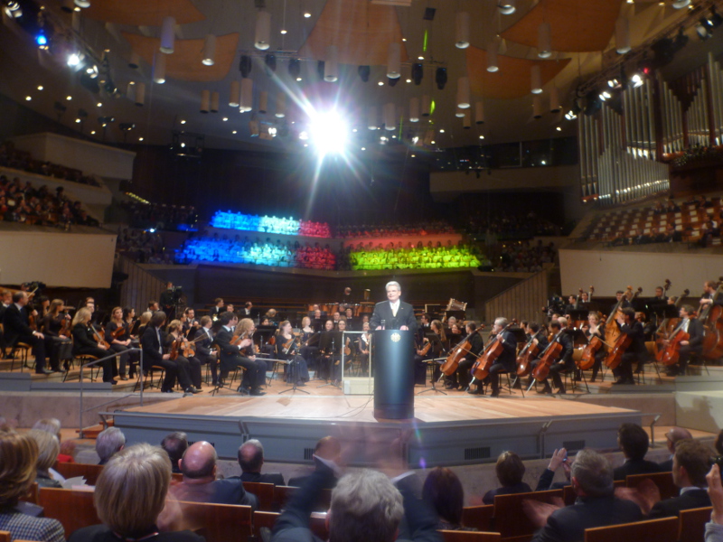 Projection du drapeau français et du drapeau allemand sur les choristes