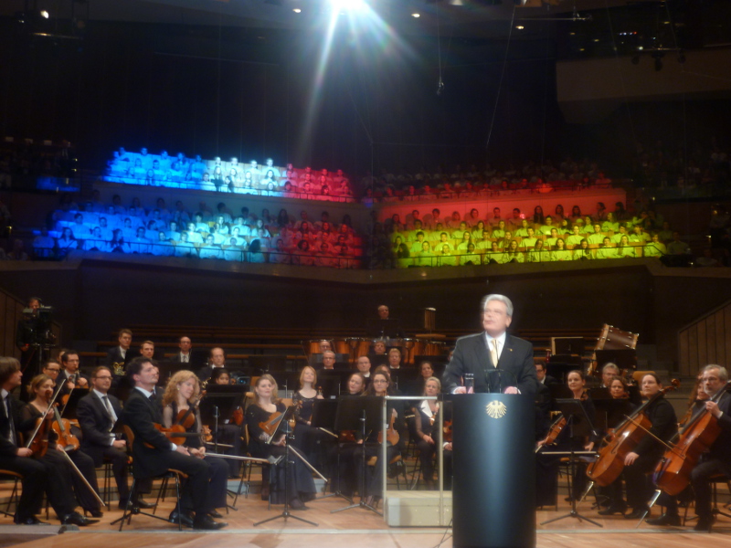 Projection du drapeau français et du drapeau allemand sur les choristes