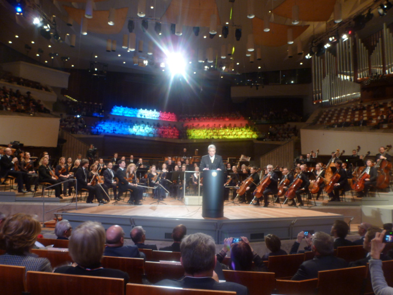 Projection du drapeau français et du drapeau allemand sur les choristes