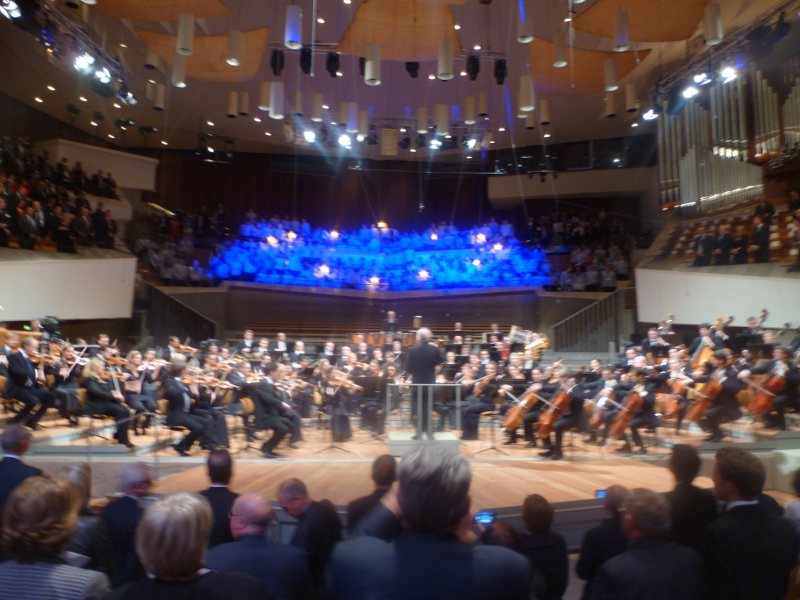 Projection du drapeau français et du drapeau allemand sur les choristes