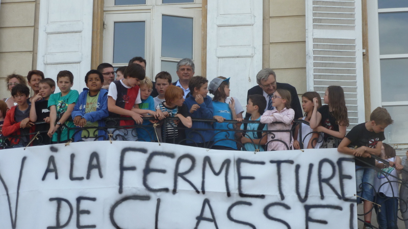 Avec le maire de Villers Pascal JACQUEMIN et Hervé FERON, les enfants et les parents d’élèves manifestent massivement contre la fermeture d’une classe