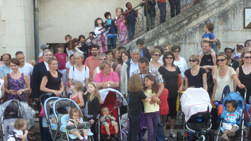 Avec le maire de Villers Pascal JACQUEMIN, Hervé FERON, député, des dizaines de tout-petits qui entreront bientôt à l’école. La preuve par A + B que les effectifs vont progresser