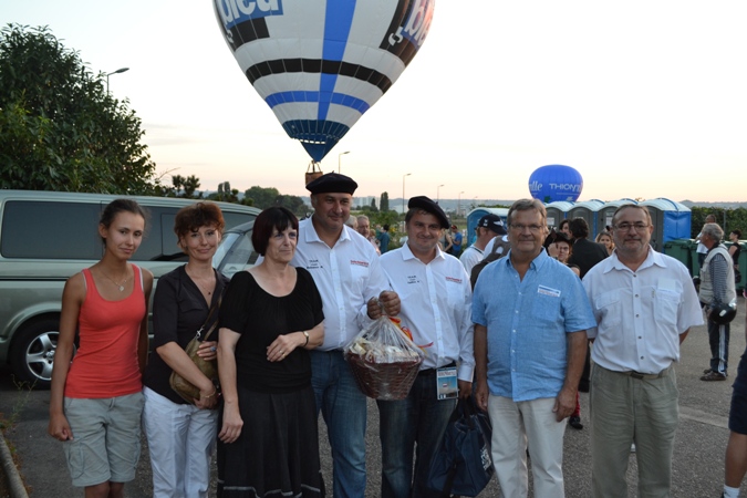 Les adjoints au Maire de Tomblaine Denise Gundelwein, Jean-Claude Dumas, Jean-Pierre Laurency et Alexandre Huet, en compagnie des aérostiers et de leurs compagnes