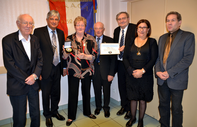 Remise de la médaille d'honneur de la FNACA à Christiane Bozzi