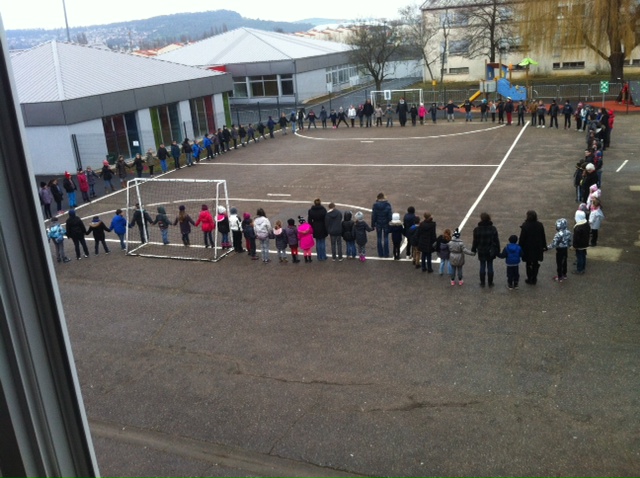 Les enfants de l'école élémentaire Badinter rendent hommage aux victimes de l'attentat à Charlie Hebdo